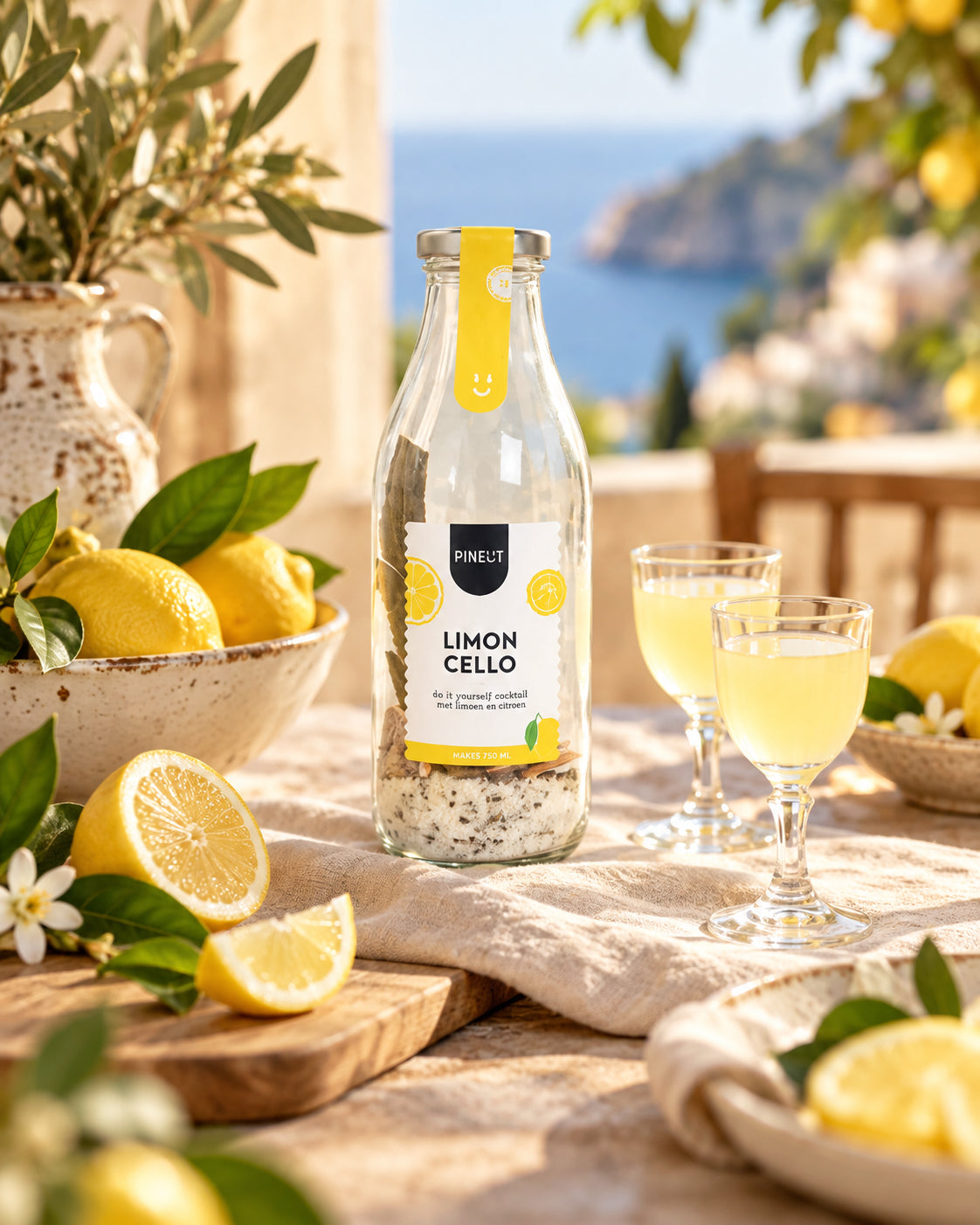 Sfeerbeeld van Limoncello maken DIY Cocktail in fles BIO Pineut met warme styling en passende ingrediënten