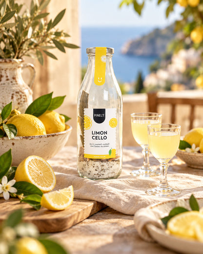 Sfeerbeeld van Limoncello maken DIY Cocktail in fles BIO Pineut met warme styling en passende ingrediënten