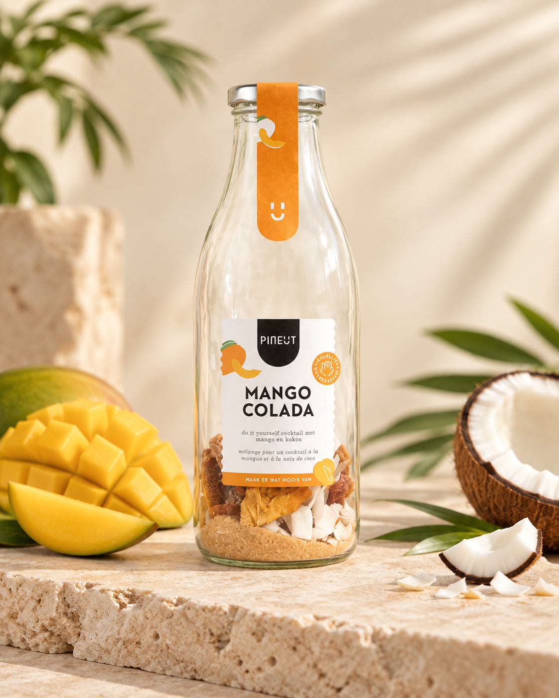 Mango Colada zomerdrankje BIO van Pineut op rustige sfeervolle productachtergrond