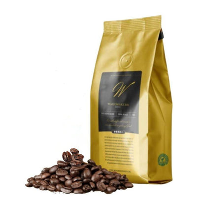 Geroosterde Medium Roast koffiebonen uit een gouden Wagemakers koffiezak