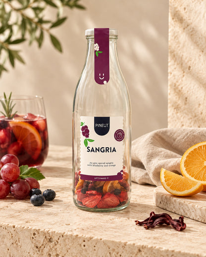 Sangria maken BIO Cocktailfles Zomerse DIY-sangria van Pineut op rustige sfeervolle productachtergrond