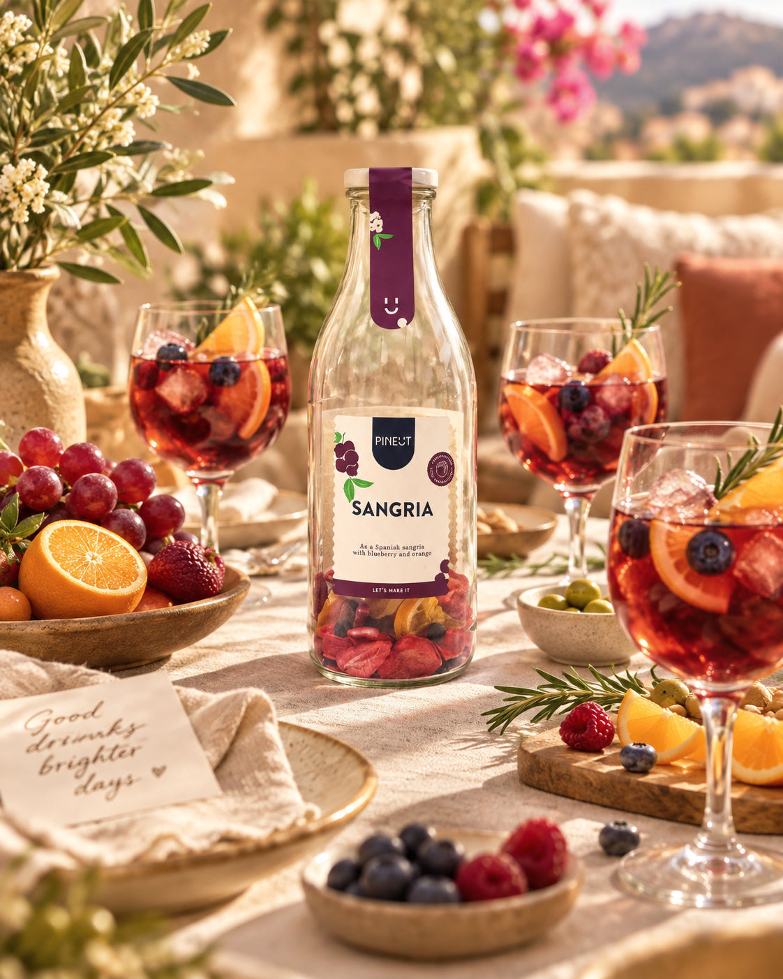 Sfeerbeeld van Sangria maken BIO Cocktailfles Zomerse DIY-sangria met warme styling en passende ingrediënten