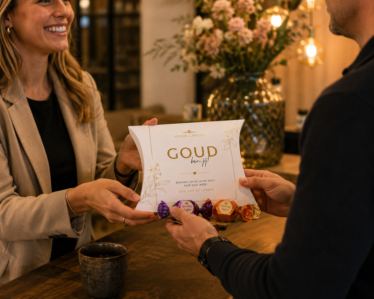 Overhandiging van Goud ben jij toffeecadeau aan een leraar