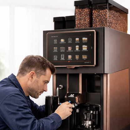 Technicus die onderhoud uitvoert aan Etna koffiemachine voor optimale koffiekwaliteit, Etna koffiemachine onderhoud service.