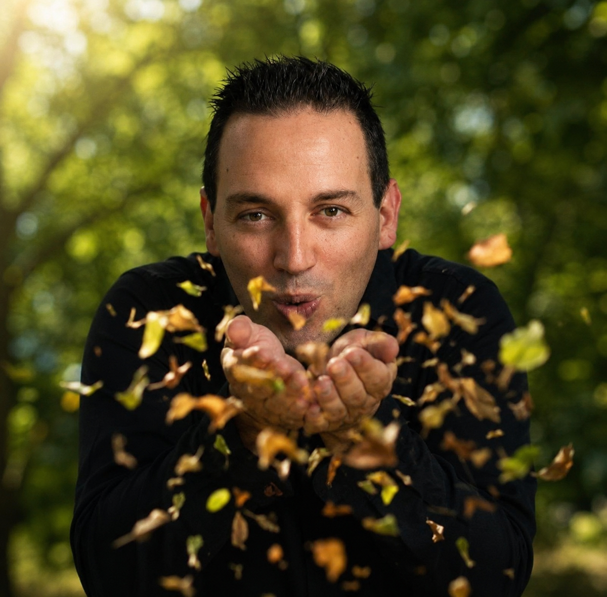 Victor Wagemakers blaast zomerse bladeren in de natuur als symbool voor dromen, groei, verbinding en persoonlijke aandacht