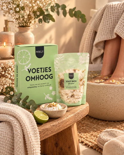 Sfeerbeeld van Voetjes omhoog Brievenbuscadeau Voetenbad met warme styling en passende ingrediënten
