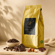 Wagemakers Medium Roast koffiebonen met een vers gezet kopje koffie