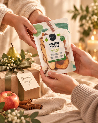 Watertwist Appel, Peer & Kaneel BIO Pouchbag als cadeau tijdens een persoonlijk overhandigingsmoment