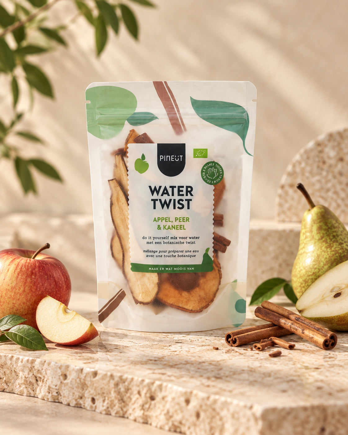 Watertwist Appel, Peer & Kaneel BIO Pouchbag van Pineut op rustige sfeervolle productachtergrond