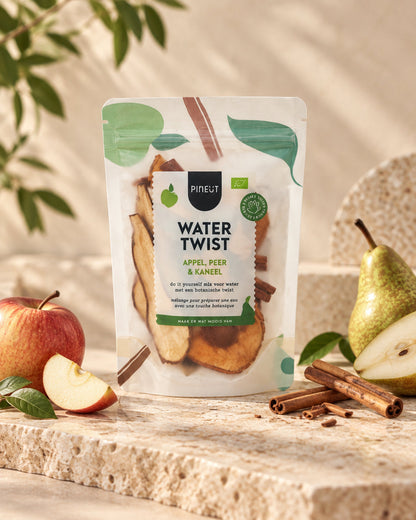 Watertwist Appel, Peer & Kaneel BIO Pouchbag van Pineut op rustige sfeervolle productachtergrond