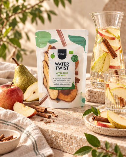 Sfeerbeeld van Watertwist Appel, Peer & Kaneel BIO Pouchbag met warme styling en passende ingrediënten