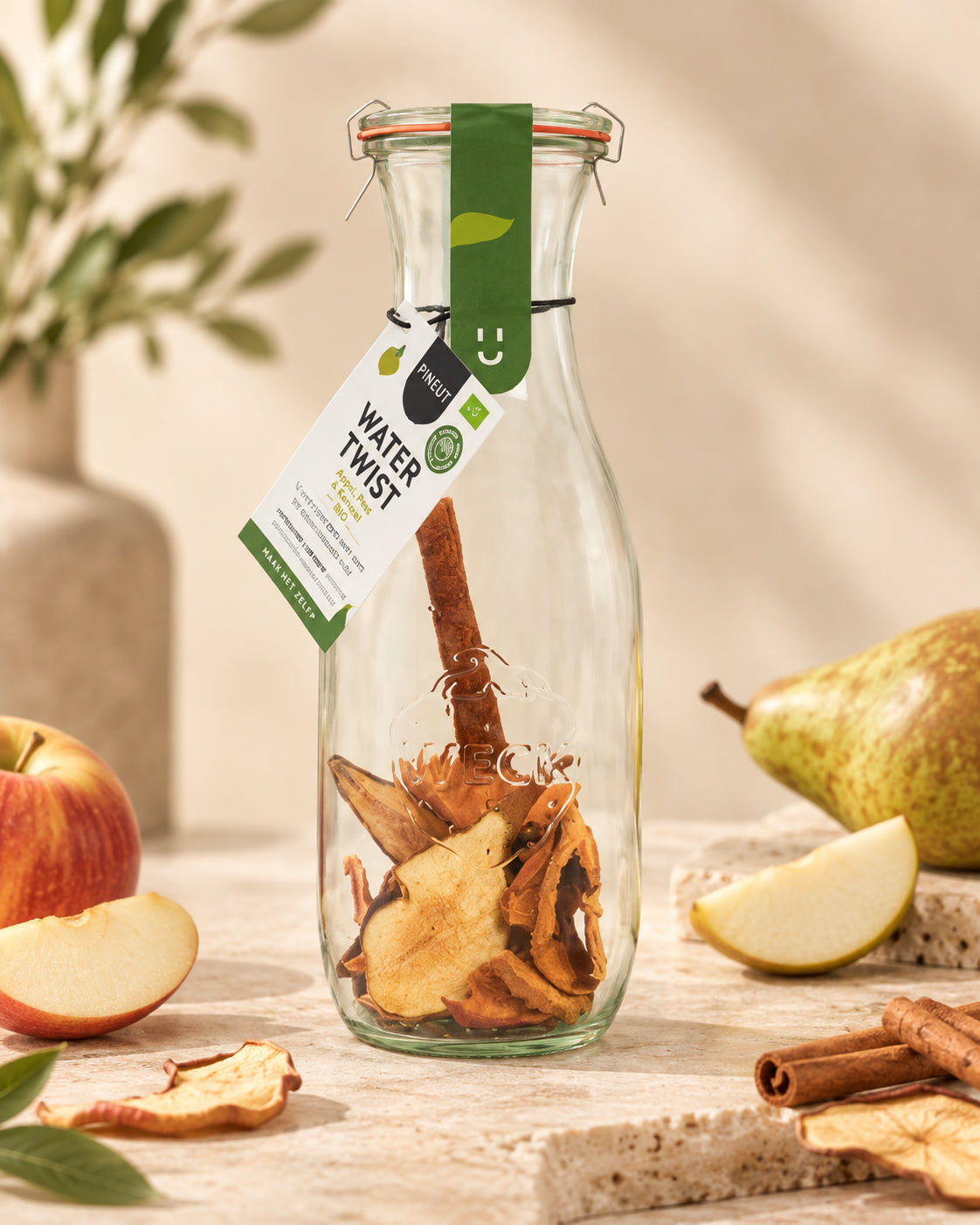 Watertwist Appel, Peer & Kaneel BIO van Pineut op rustige sfeervolle productachtergrond