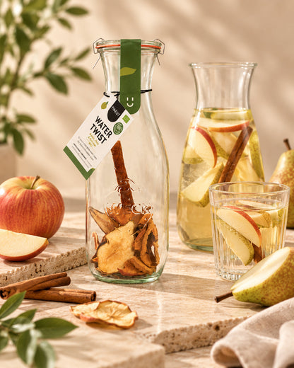 Sfeerbeeld van Watertwist Appel, Peer & Kaneel BIO met warme styling en passende ingrediënten