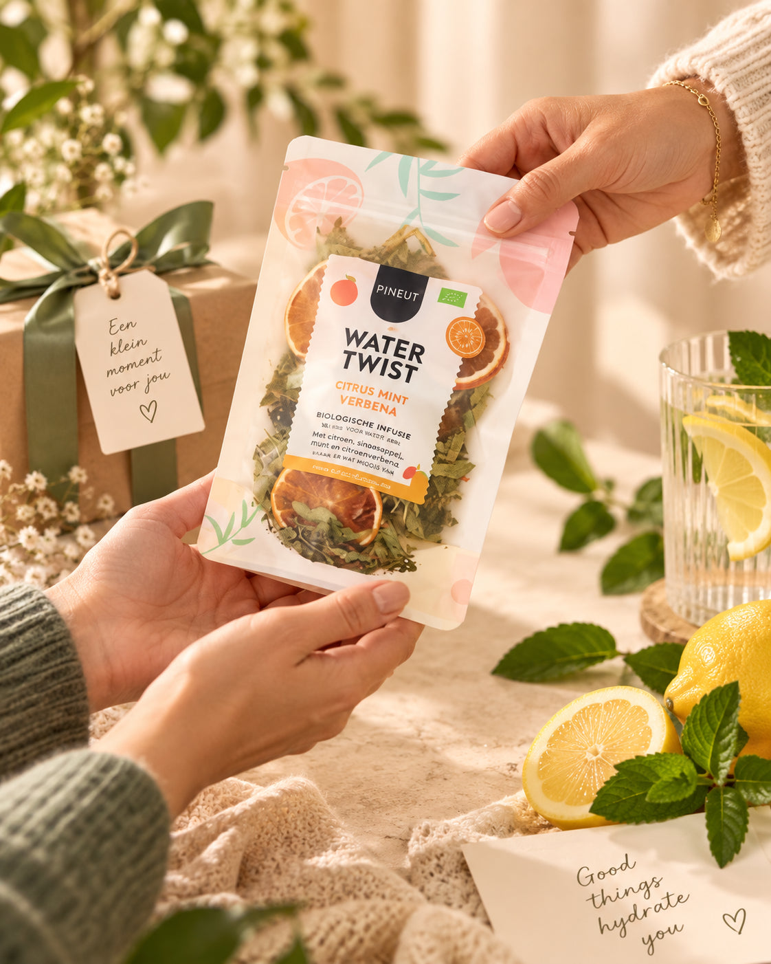 Watertwist Citrus Mint Verbena BIO Pouchbag als cadeau tijdens een persoonlijk overhandigingsmoment