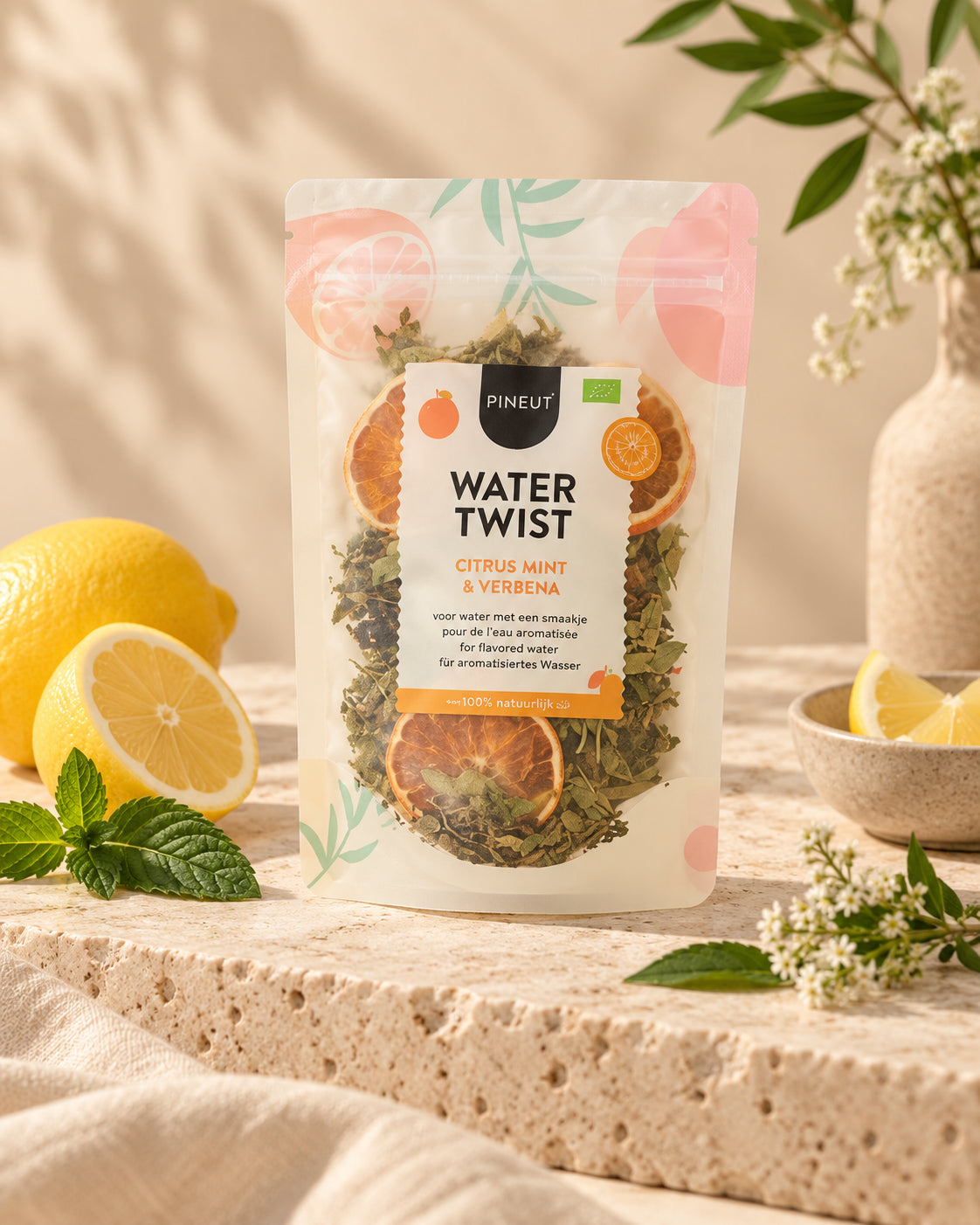 Watertwist Citrus Mint Verbena BIO Pouchbag van Pineut op rustige sfeervolle productachtergrond