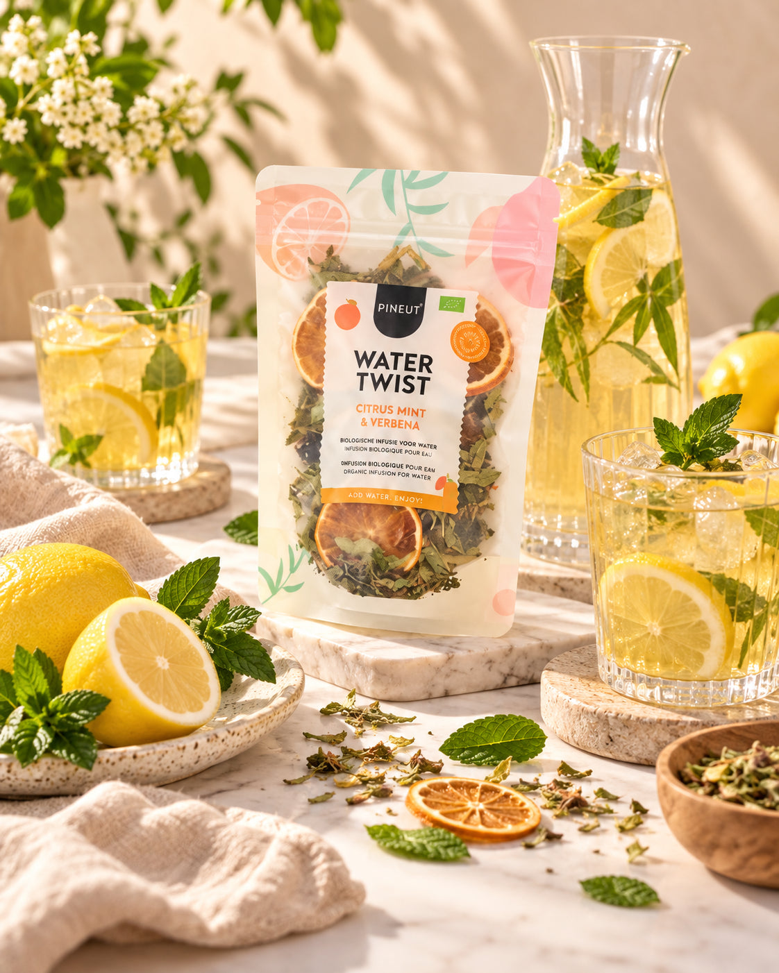 Sfeerbeeld van Watertwist Citrus Mint Verbena BIO Pouchbag met warme styling en passende ingrediënten
