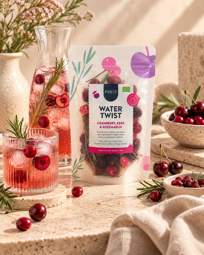 Sfeerbeeld van Watertwist Cranberry, Kers & Rozemarijn BIO Pouchbag met warme styling en passende ingrediënten