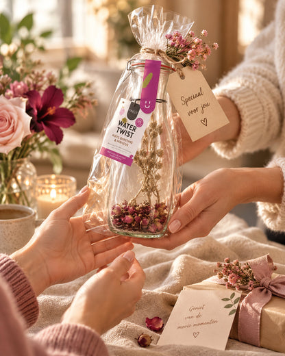 Watertwist Roos, Bergthee & Hibiscus als cadeau tijdens een persoonlijk overhandigingsmoment