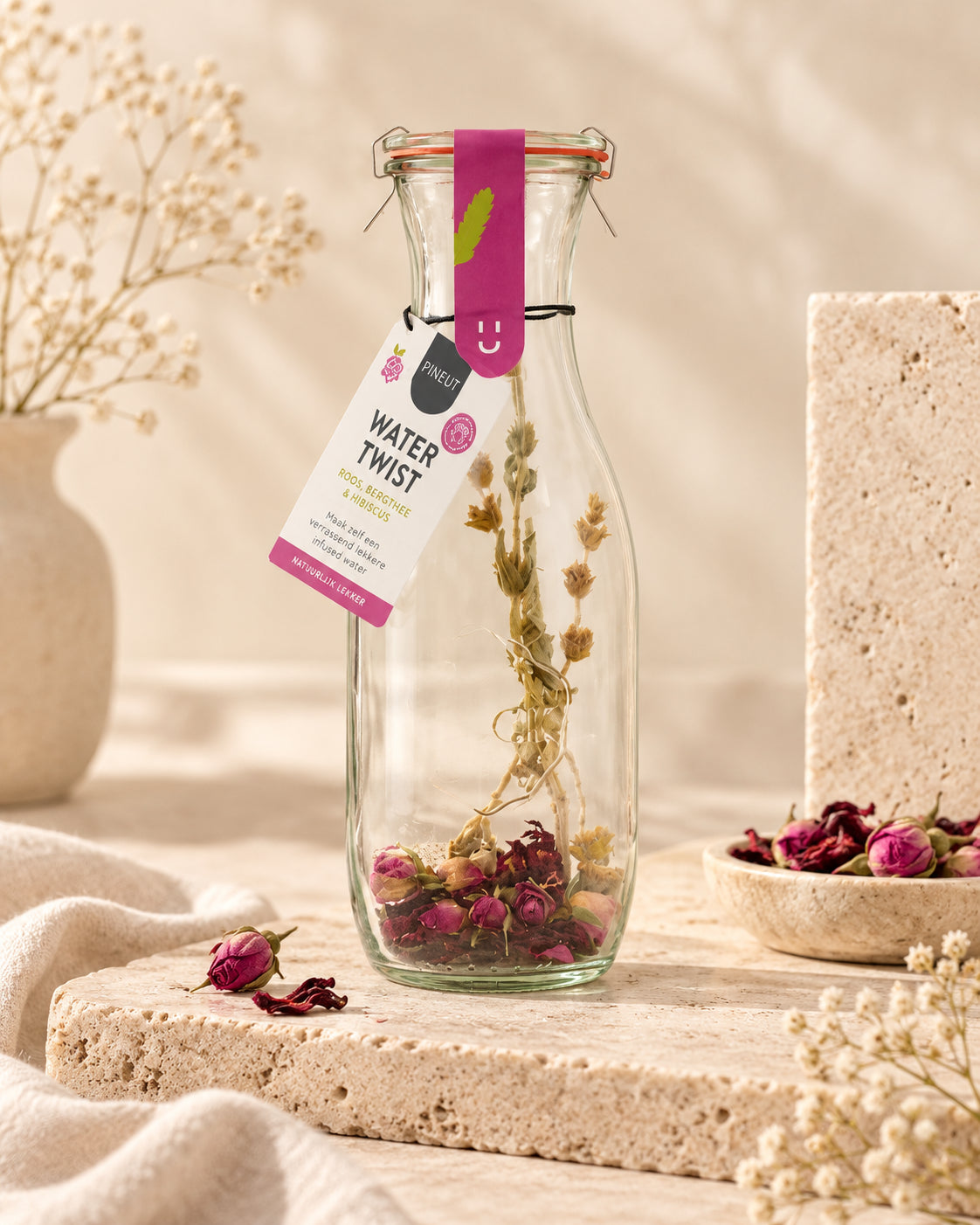 Watertwist Roos, Bergthee & Hibiscus van Pineut op rustige sfeervolle productachtergrond