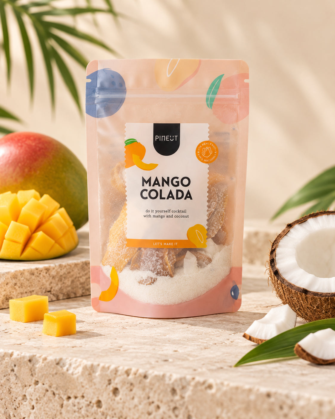 Zomerdrankje pouchbag Mango Colada BIO van Pineut op rustige sfeervolle productachtergrond