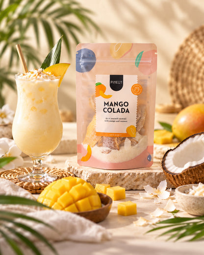 Sfeerbeeld van Zomerdrankje pouchbag Mango Colada BIO met warme styling en passende ingrediënten
